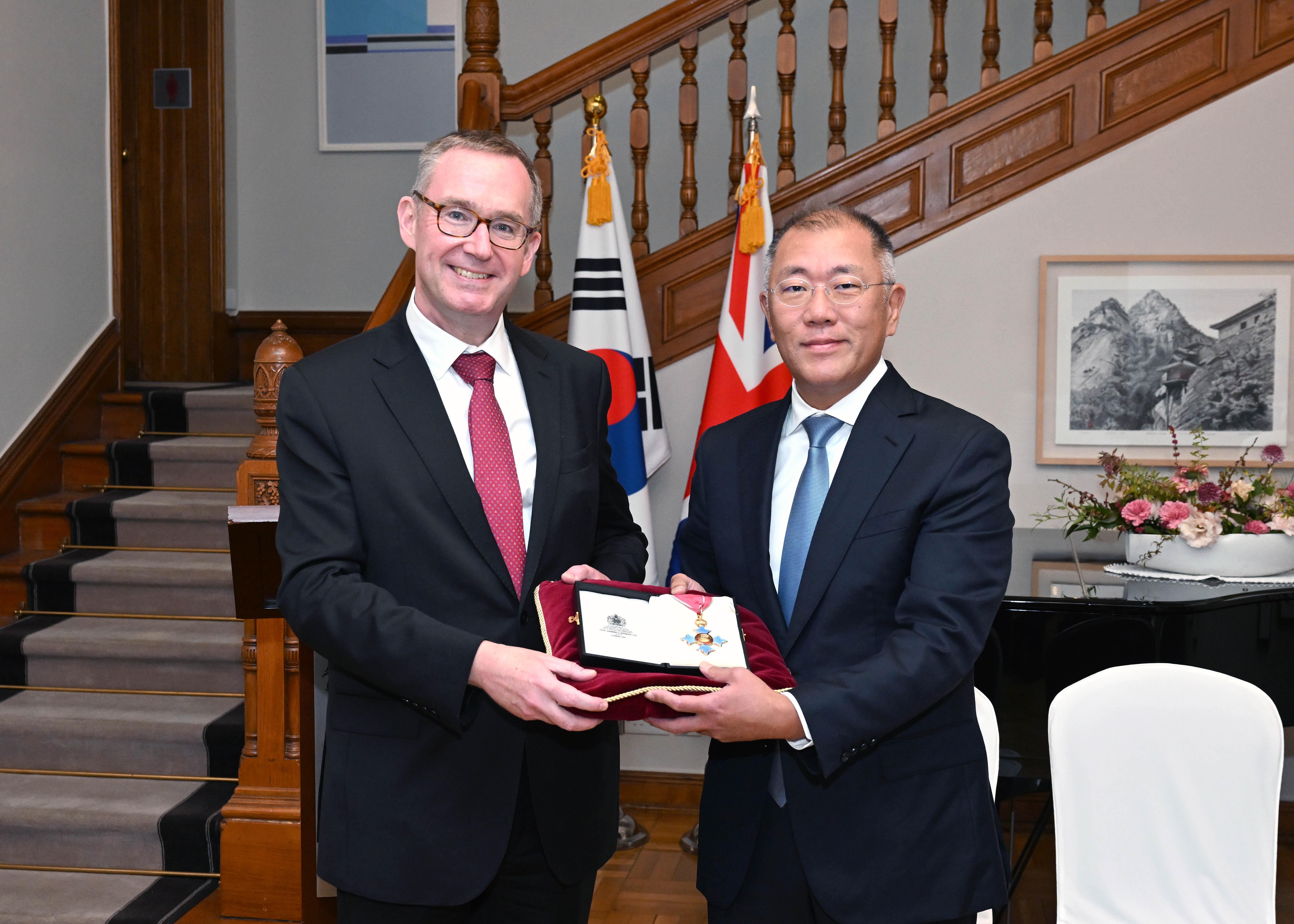 El presidente ejecutivo del Grupo Hyundai Motor, Euisun Chung, recibió el premio Commander of the Order of the British Empire (CBE)