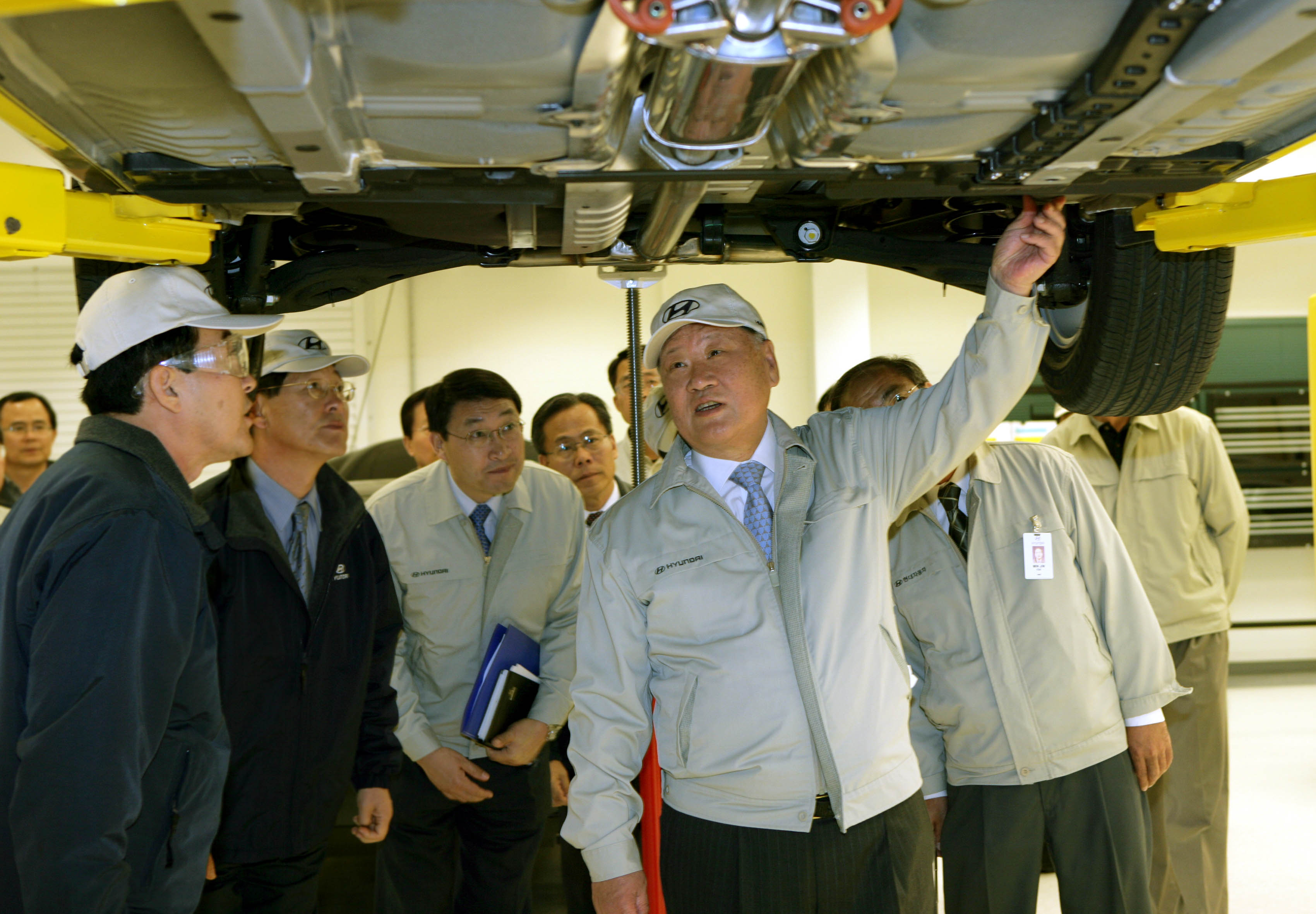 El presidente ejecutivo de Hyundai Motor Group, Euisun Chung, junto a su familia, fueron distinguidos con el reconocimiento Centennial Award otorgado por Automotive News