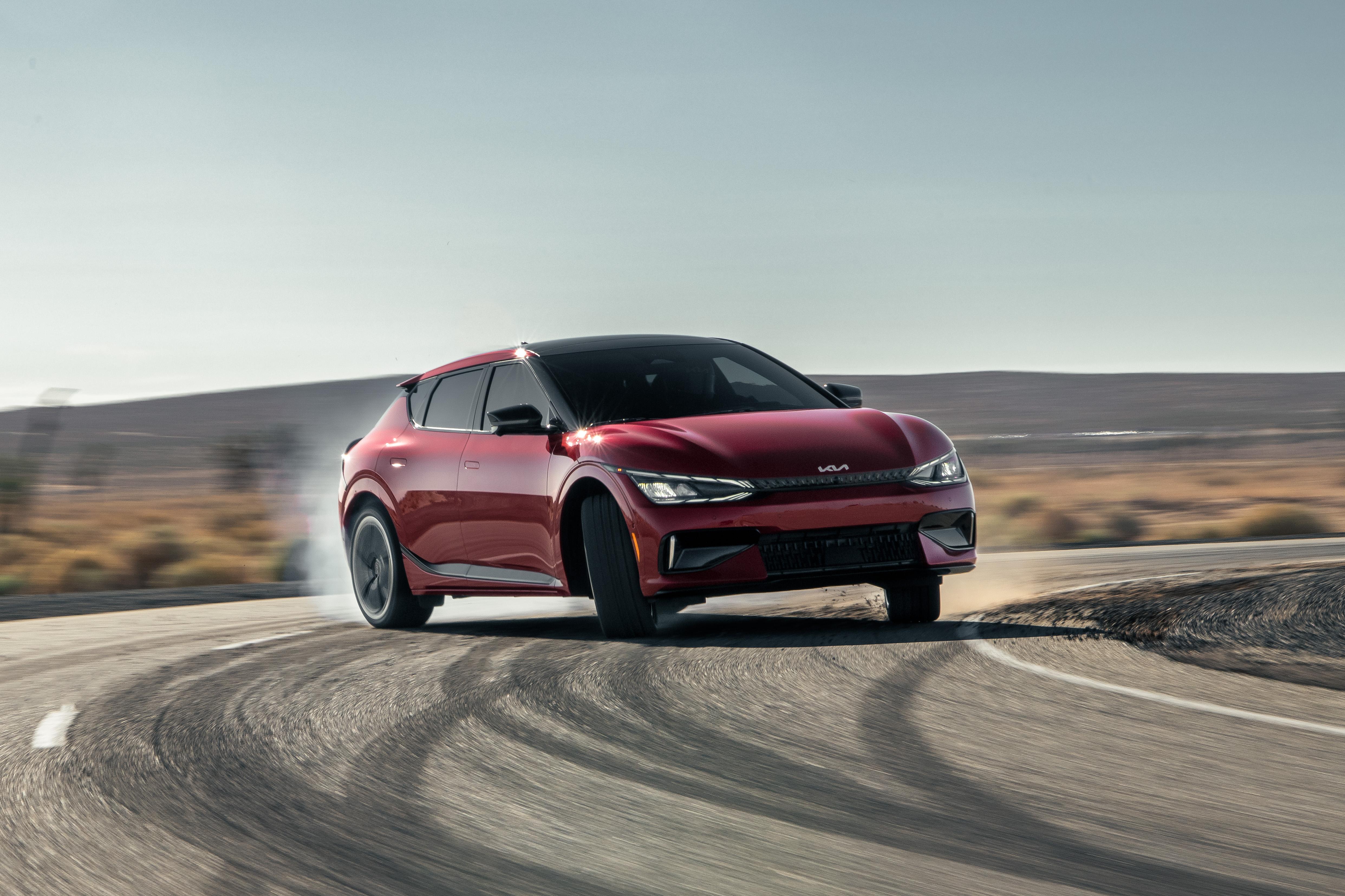 Kia EV6 GT coronado como vehículo eléctrico de alto rendimiento de 2024 por Road & Track