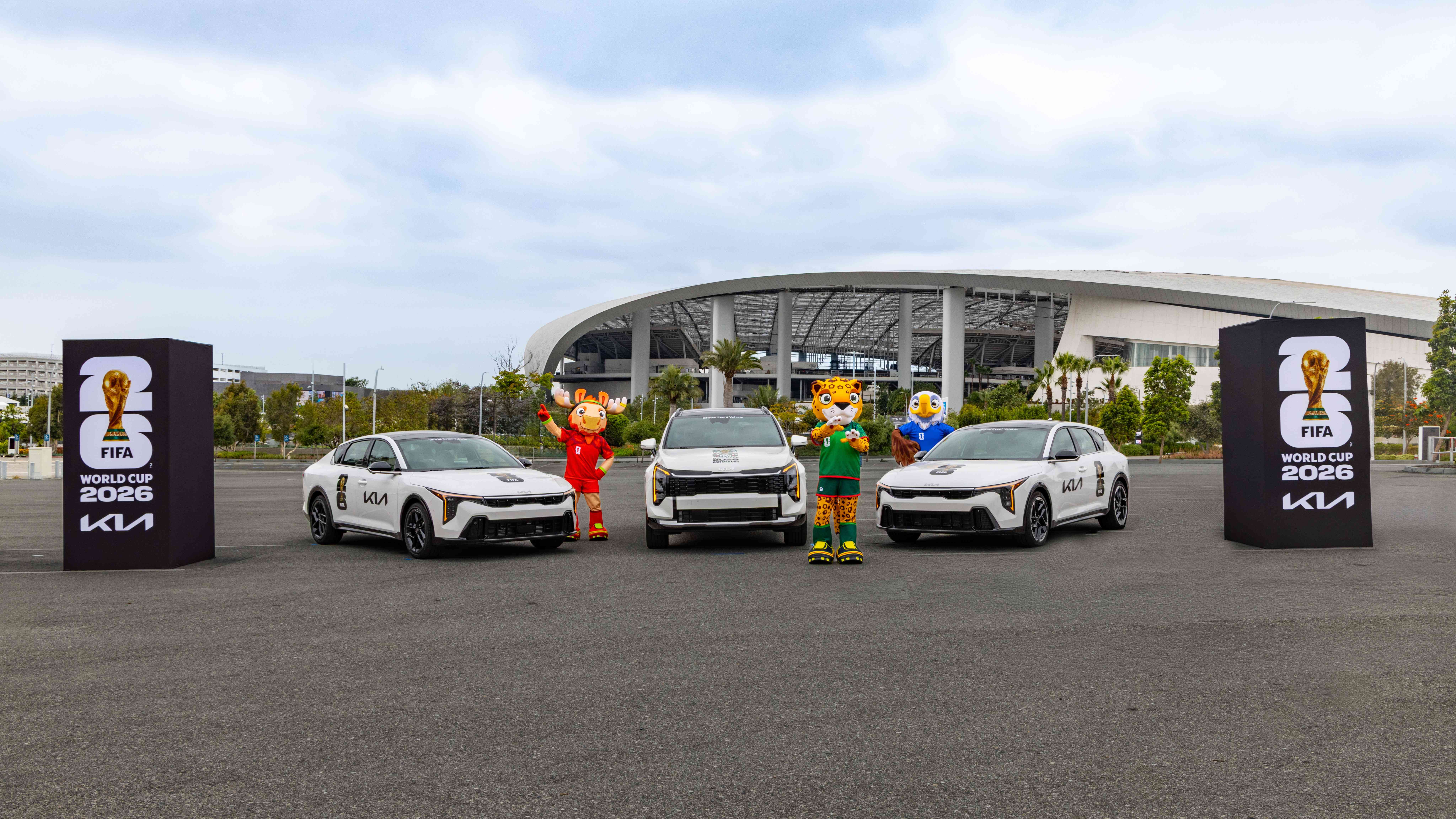 Kia celebra su alianza con FIFA mediante la entrega de vehículos como socio oficial de la movilidad de la Copa Mundial de la FIFA 2026™