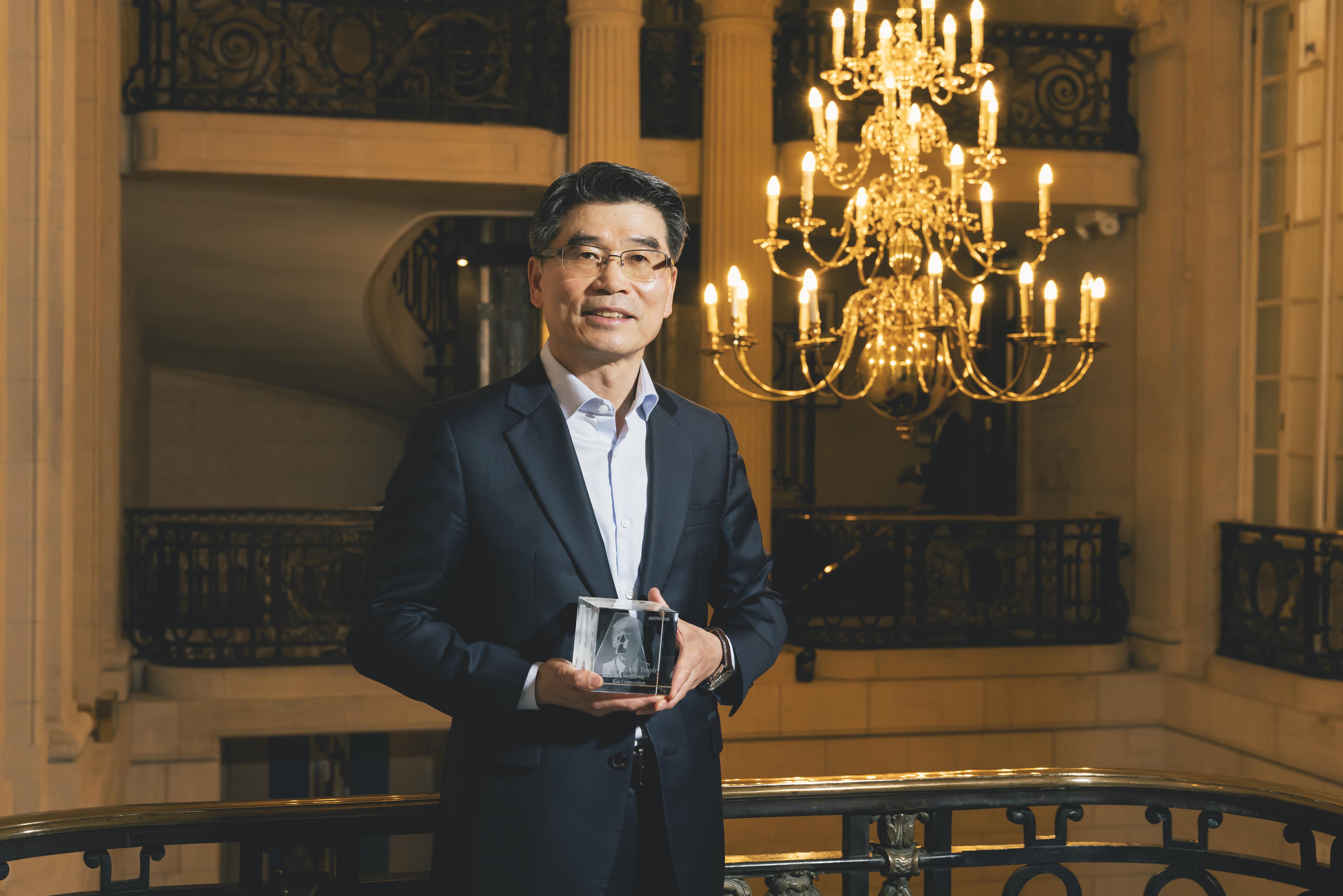 Ho Sung Song, presidente y director ejecutivo de Kia, fue galardonado en los Autocar Awards 2025