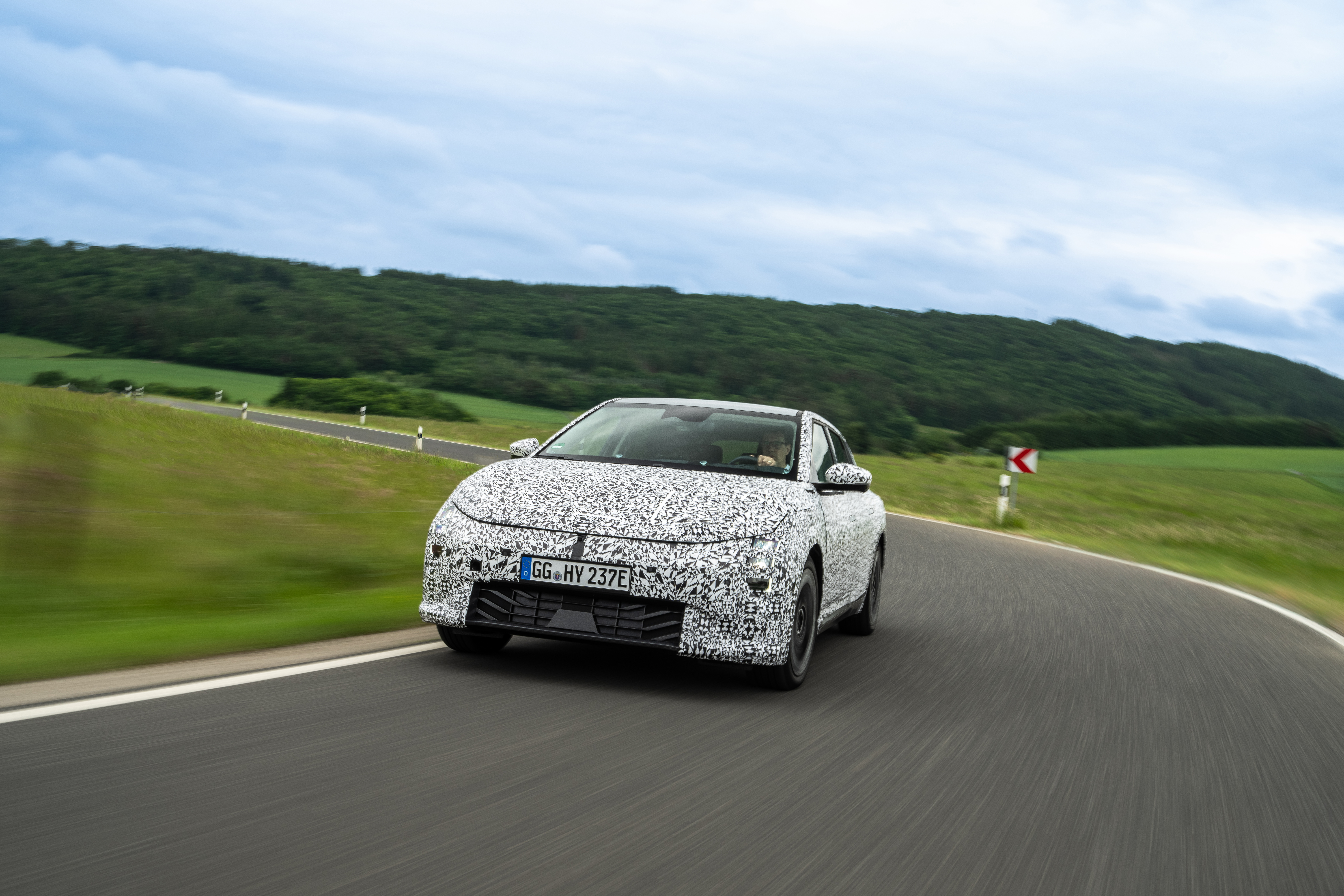 Original-28076-kia-ev4-undergoes-testing-in-europe01