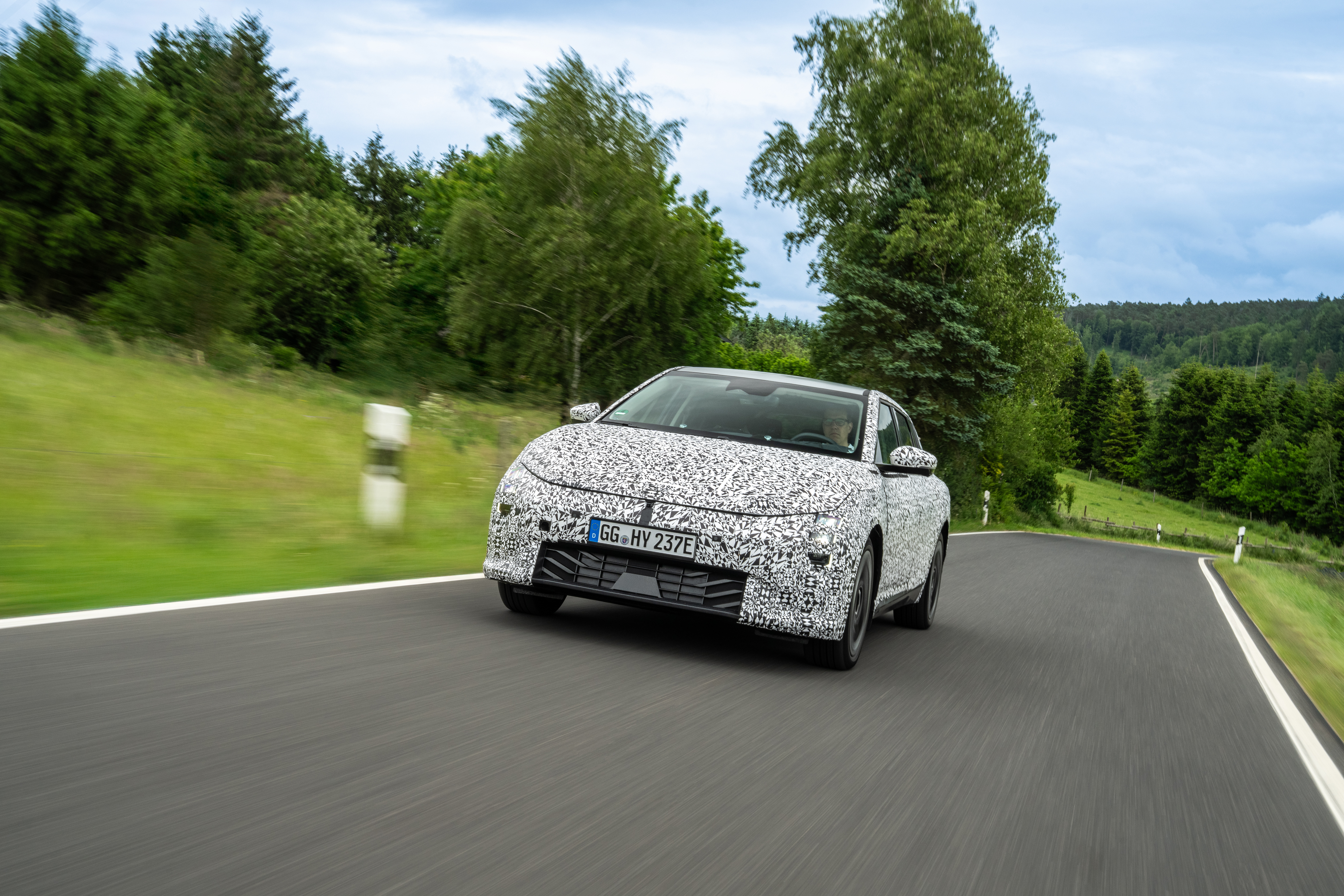 Original-28077-kia-ev4-undergoes-testing-in-europe00